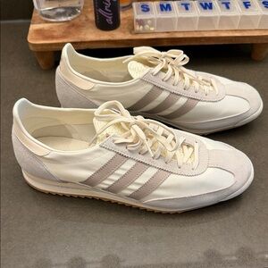 Adidas Men's Beige and White Sneakers
Worn ONCE